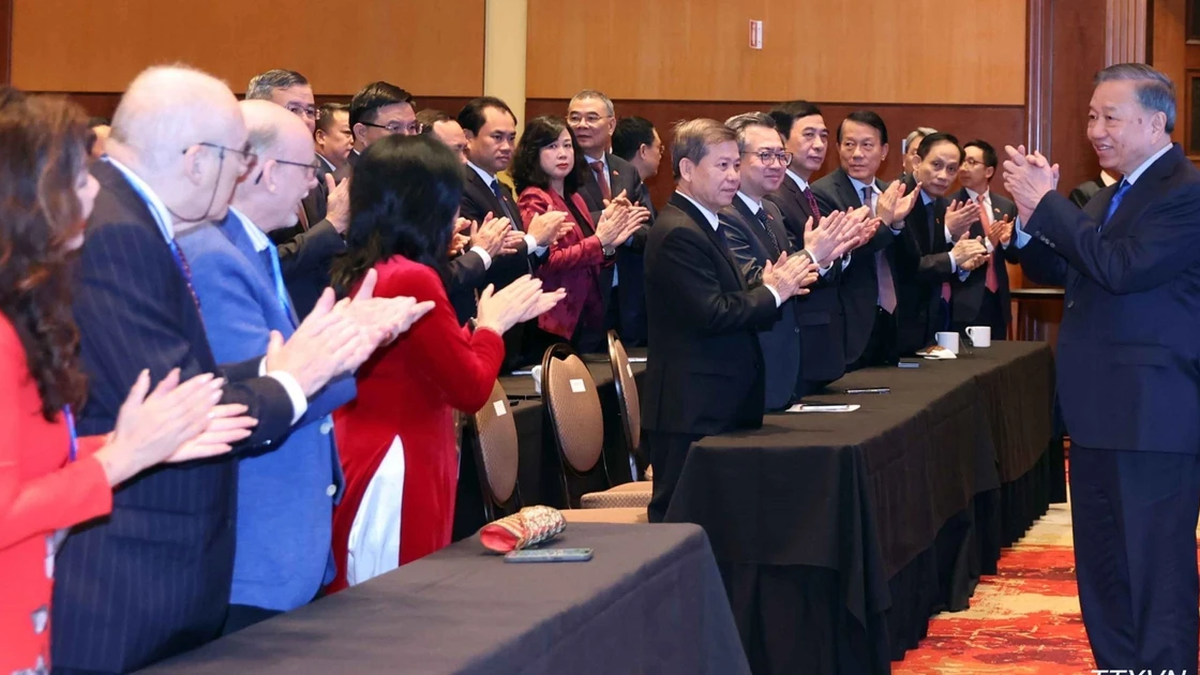 Image 11: 【照片】总书记兼主席杜林会见加拿大越南裔社区