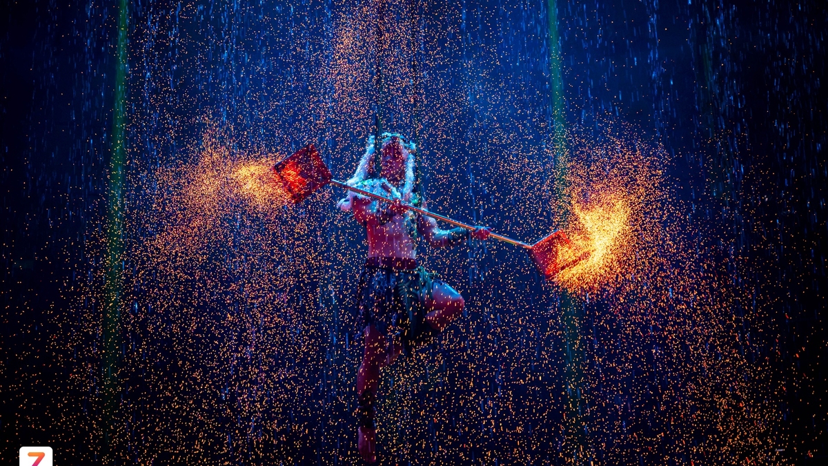 Image 11: 欣赏令人惊叹的杂技马戏表演，在 3D 投影的映衬下，在绳索上荡来荡去。