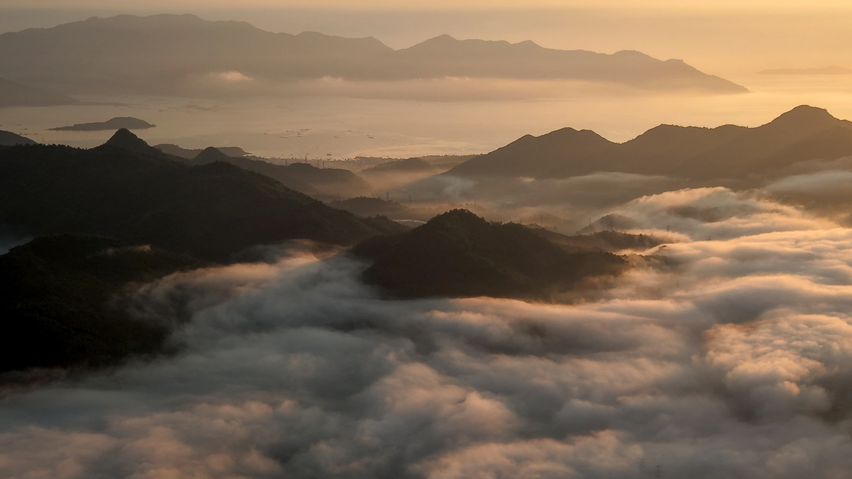 Admira Nha Trang envuelta en un "mar de nubes" al amanecer.