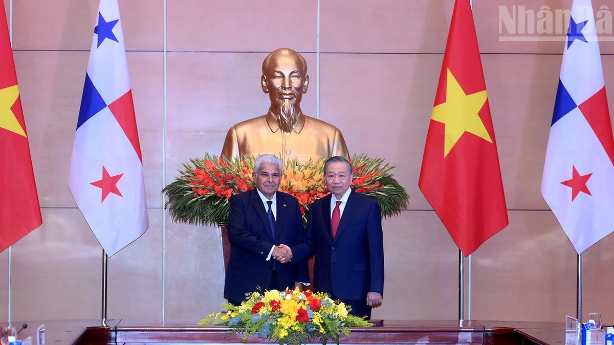 【写真】東林事務総長兼大統領がパナマのホセ・ラウル・ムリノ大統領と会談
