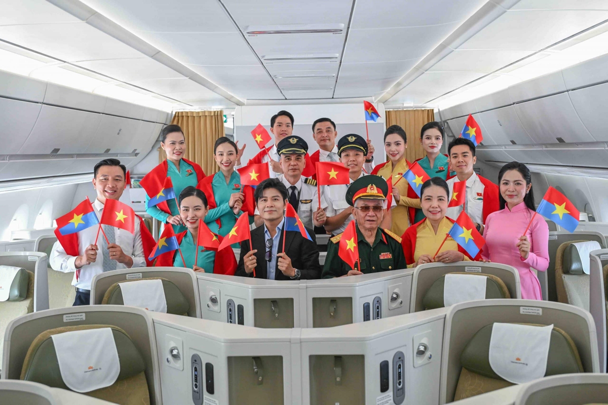 Vietnam Airlines organiseerde een speciale vlucht ter herdenking van de 51e verjaardag van de bevrijding van Zuid-Vietnam.