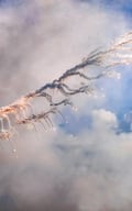 Cận cảnh tiêm kích Su-30MK2 thả bẫy nhiệt trên bầu trời Ba Đình