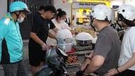 Người dân TPHCM vượt đường xa, xếp hàng chờ mua món ngon nổi trên mạng