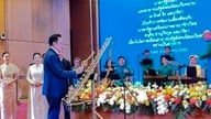 Thủ tướng Thái Lan chơi đàn T’rưng cùng các nghệ sĩ Việt Nam