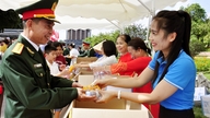 Hanoi overrækker 28.000 gaver til folk, der besøger præsident Ho Chi Minhs mausoleum på nationaldagen.
