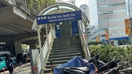 느혼 페리를 이용하는 사람들을 위한 주차 구역을 가까이에서 촬영한 모습입니다.