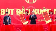 Præsident Vo Van Thuong indleder det nye år med årets første skriveri i Hanoi.