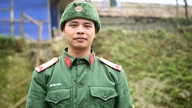 Jonge soldaten graven in de grond om landmijnen te vinden aan de grens tussen Vietnam en China.