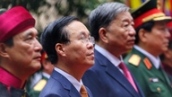 Præsident Vo Van Thuong ofrer røgelse på De Hung Kongers mindedag i 2023.