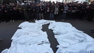 أسفرت الغارات الجوية الإسرائيلية عن مقتل العشرات من الأشخاص الذين كانوا يحتمون في مكتب بريد في غزة.