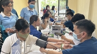 Gratis helsesjekker og gaver til unge arbeidere i Hanoi.