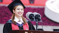 Vietnamesische Studentin schließt ihr Studium an einer Universität in China als Jahrgangsbeste ab.