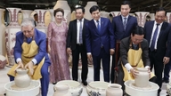 President Vo Van Thuong and the President of Kazakhstan visit Chu Dau Pottery Village.