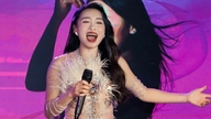 Zangeres Quynh Thi viert haar 25e verjaardag met een minishow in Hanoi.