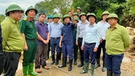 Vizepremierminister Tran Hong Ha besichtigt die Hochwasserhilfsmaßnahmen in Lao Cai.