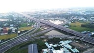 Katsokaa kahta eritasoliittymää, jotka yhdistävät valtatien 1 ja Ho Chi Minh Cityn moottoritien.