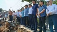 Bố trí ở xen ghép, hỗ trợ nhu yếu phẩm ngay cho các hộ dân sau bão lũ