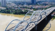 Mengagumi jembatan lengkung besi terluas di atas sungai di Vietnam setelah hampir 10 tahun.