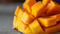 ¿Por qué hay que remojar los mangos antes de comerlos?