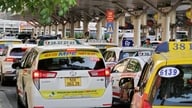 Luați în considerare emiterea de carduri de acces pentru șoferii de taxi și cei care oferă servicii de ridesharing pentru a prelua și a lăsa pasageri la Aeroportul Tan Son Nhat.