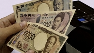 Den japanske yen svingede i modsatte retninger i forskellige banker.