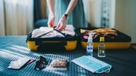 احمل معك أدوية خافضة للحرارة أثناء سفرك.