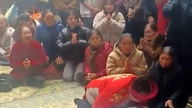 Huong Tich Pagoda میں توہم پرستانہ سرگرمیوں کو روکنے کے لیے بروقت مداخلت۔