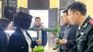 Des insectes et des excréments d'animaux ont été trouvés dans la zone de production de gâteaux de riz de Nguyen Ninh.