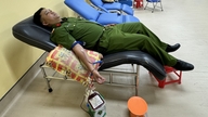 Due capitani di polizia della provincia di Kien Giang hanno donato il sangue, salvando in tempo un giovane paziente.