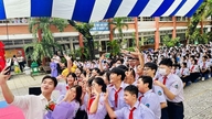 A supermodelo La Tran Duc Thien agita o "School Stage 2024"