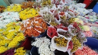 ตลาดดอกไม้กลางคืนเมืองกวางอานคึกคักเป็นพิเศษก่อนวันสตรีสากลของเวียดนาม