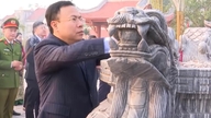Chi Linh mempersembahkan dupa dalam rangka peringatan 95 tahun berdirinya Partai.