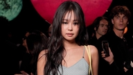 Liksom Rosé kritiserades BlackPinks Jennie för att ha bar pyjamas på Paris modevecka.