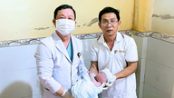 Jiran bersalin tanpa diduga, doktor bergegas untuk membantu bersalin 'sepantas kilat', menyelamatkan bayi daripada sesak nafas.