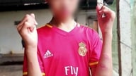 Seorang siswa laki-laki dipukuli dan mengalami memar oleh sekelompok teman sekelasnya dalam perjalanan pulang sekolah; pihak sekolah sedang melakukan penyelidikan.