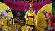 Hvordan kan cải lương (traditionel vietnamesisk opera) og cirkuselementer kombineres for at fortælle historien om kong Trần Nhân Tông?