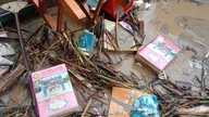 A escola ficou em ruínas após a tempestade e as inundações.
