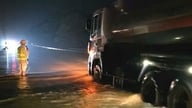 Flomvannet oversvømmet motorveien Hanoi-Thai Nguyen, og noen deler stod opptil 30 cm under vann. Politiet dirigerte trafikken gjennom natten.