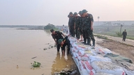 Militär und Zivilbevölkerung schließen sich zusammen, um den Deich von Bắc Ninh gegen die reißende Flut zu verteidigen.