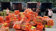 Penduduk Hung Yen menunjukkan solidariti mereka dengan rakan senegara mereka di kawasan yang dilanda banjir.