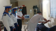 Bệnh xá đảo Trường Sa kịp thời cấp cứu ngư dân bị sốt cao, viêm phổi