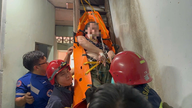 Cảnh sát chữa cháy TP.HCM giải cứu người phụ nữ hơn 100kg sốt cao trên gác xép