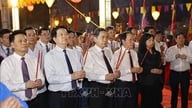 Voorzitter van de Nationale Vergadering Tran Thanh Man woonde de ceremonie bij ter herdenking van de 725e sterfdag van de nationale held Tran Hung Dao.