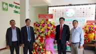 Den provinsielle fedrelandsfronten gratulerer Da Lat blomsterforening med vietnamesisk gründerdag.