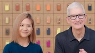 Administrerende direktør Tim Cook ble uventet med på en direktesending for å selge iPhone Air i Kina.