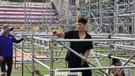 'Superando o sol e a chuva' para montar o palco e as barracas do 'Festival da Canção: Um Toque - Mil Crenças'