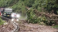 Quang Tri: Hujan lebat menyebabkan banjir dan tanah longsor di beberapa daerah pegunungan.