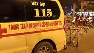 Ambulanssi veloittaa 2,4 miljoonaa Vietnamin dongia kuolevan äidin kotiin tuomisesta sairaalasta vain 12 kilometrin matkalta.