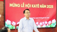 Toveri Dang Hong Sy toivottaa Katên uudenvuoden tervehdyksen Lien Huongin ja Tuy Phongin cham- ja brahmanien kansoille.