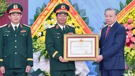 Generalsekretär To Lam überreicht den Streitkräften der Militärregion 1 den Ho-Chi-Minh-Orden.